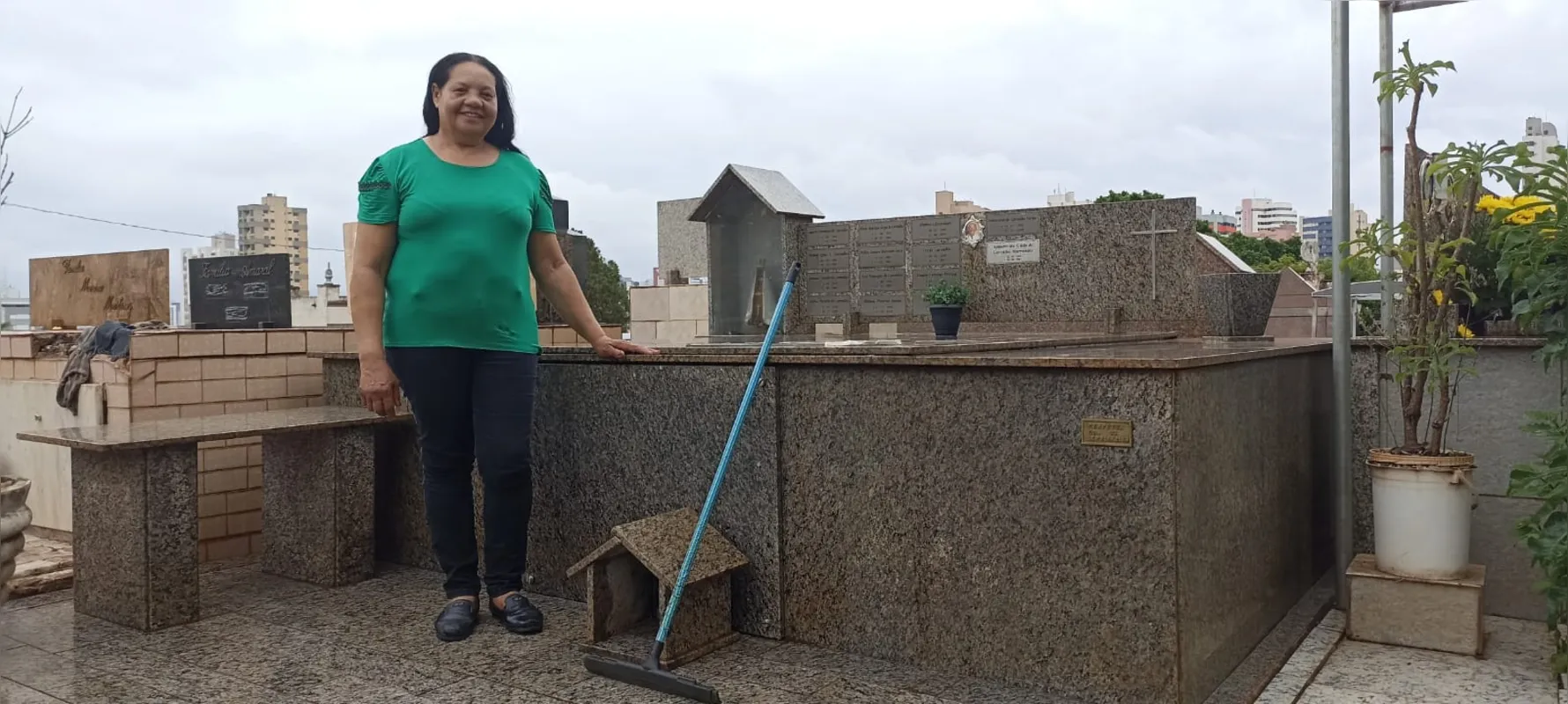 Lúcia Vitor Ramos é zeladora e cuida de 103 jazigos no Cemitério Parque das Oliveiras