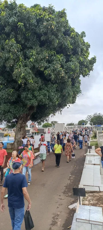 Muita gente foi ao Cemitério Jardim da Saudade, na zona norte de Londrina, homenagear amigos e parentes já falecidos