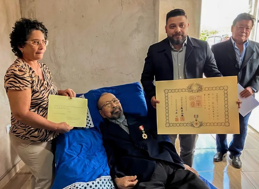 O homenageado com a esposa, o filho e o irmão