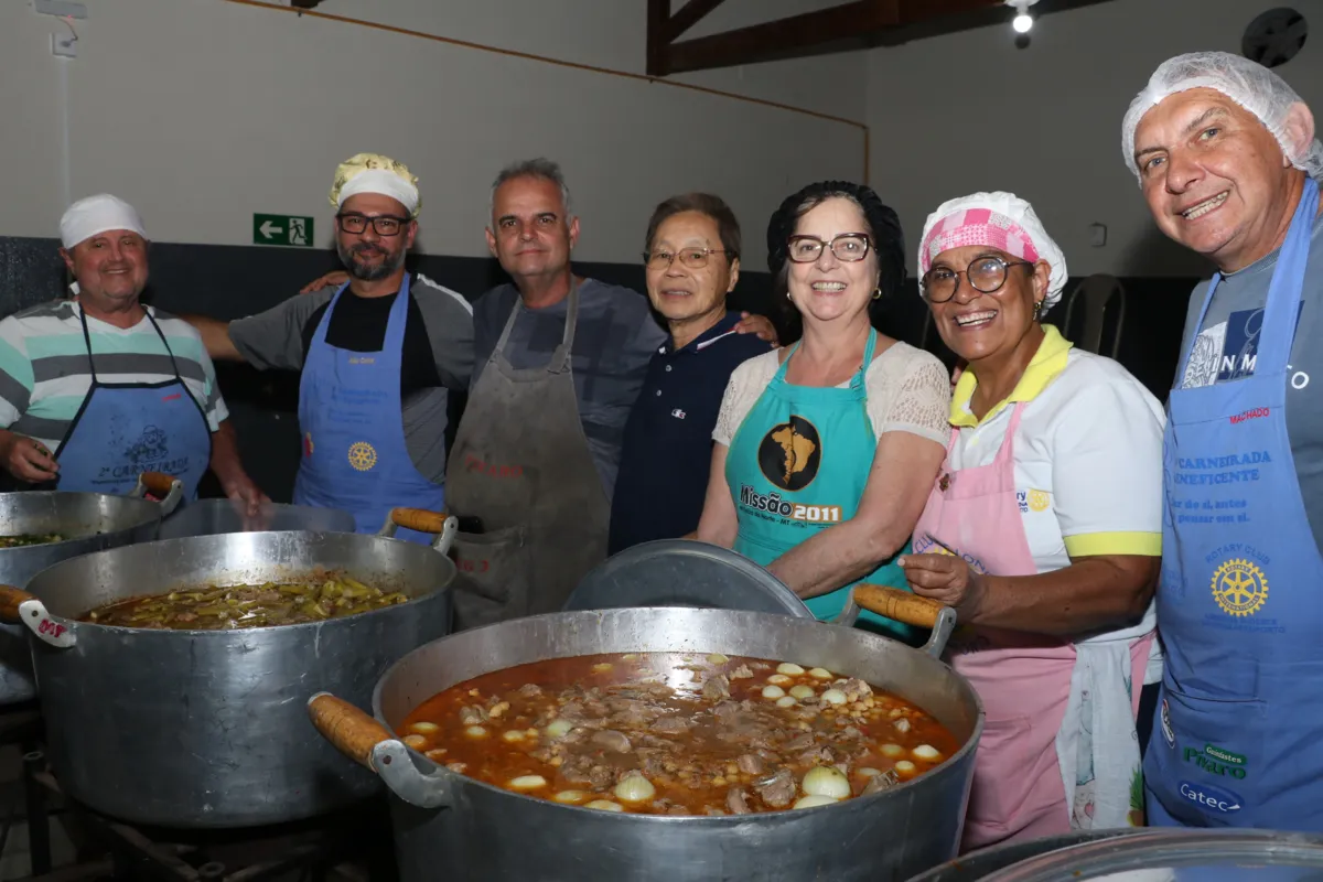 Os cozinheiros José Valmir Zambrin, André Faiter, Marcelo Pivaro, Paulo Watanabe, Sandra Bezerra e José Antônio Machado