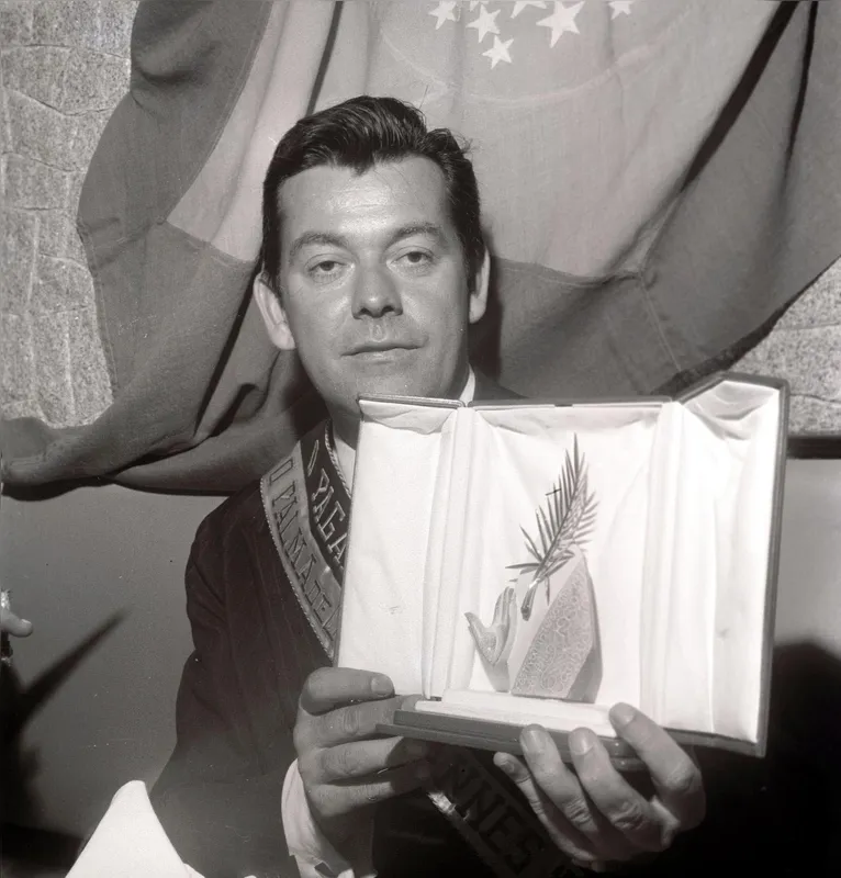 O ator e cineasta Anselmo Duarte com a Palma de Ouro que ganhou no Festival de Cannes de 1962 com o filme "O Pagador de Promessas": maior conquista do cinema brasileiro até agora