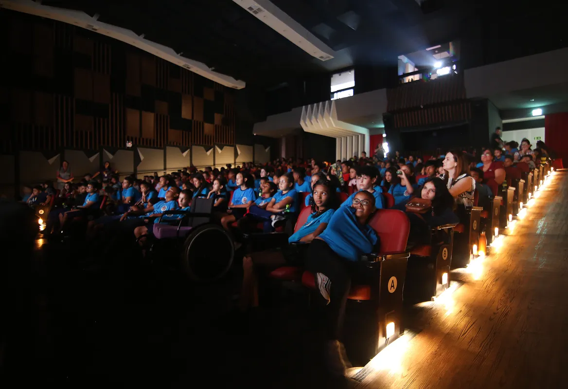 As sessões do projeto Kinocidadão, dedicado às escolas e outras instituições estão acontecendo diariamente até 1º de novembro; as fotos são da sessão de abertura que foi realizada na sexta-feira (25)