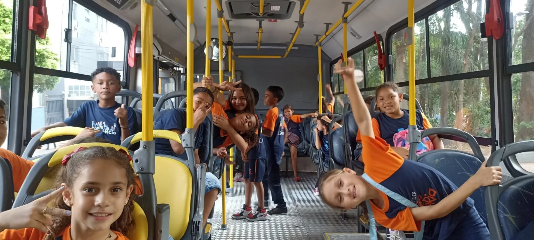 Ônibus trouxe as crianças do Instituto União Para a Vitória da zona sul de Londrina até o Espaço Villa Rica