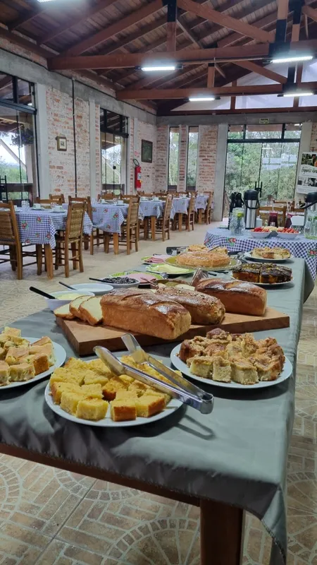 A gastronomia, com produção própria de doces, salgados, queijos e salames,  é uma das partes mais famosas do circuito de Colombo