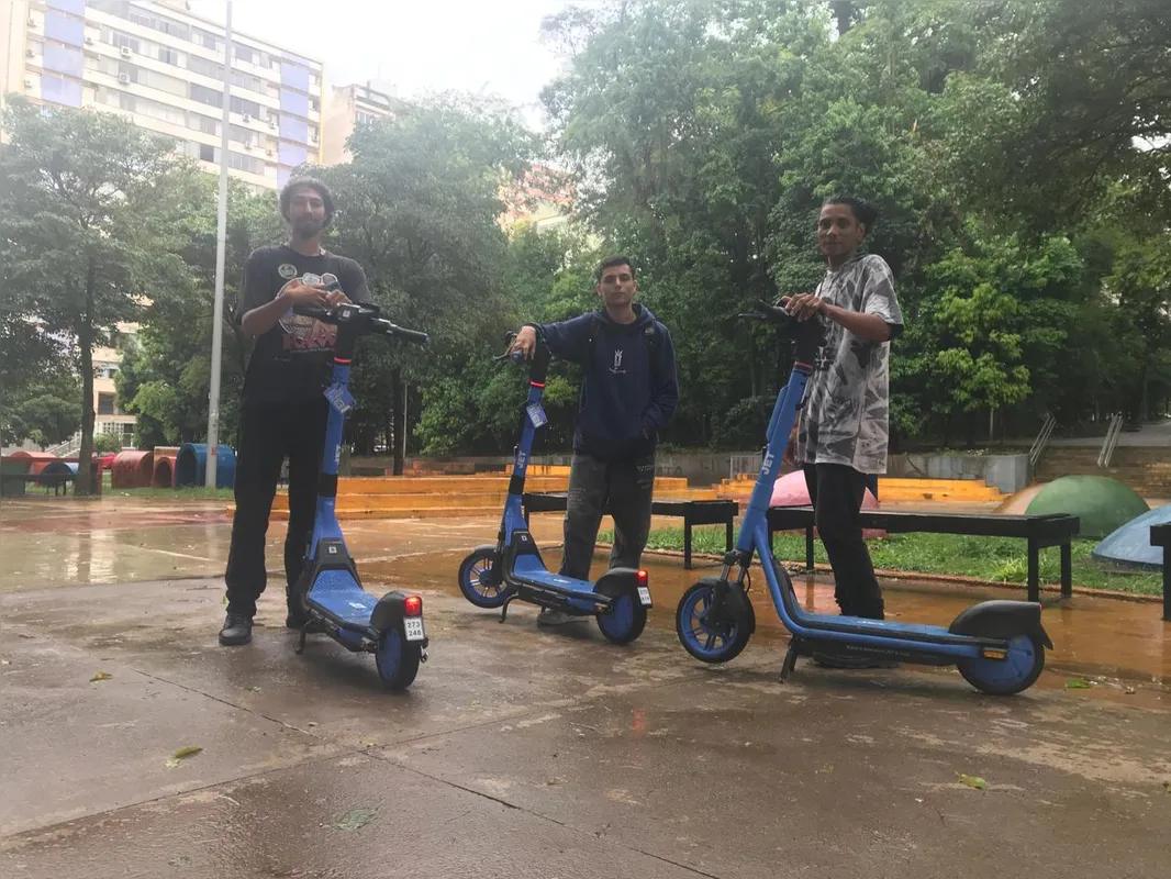 Wellington Gonçalves, primeiro à esquerda, da equipe que cuida dos patinetes em Londrina, alerta sobre a infração às regras: "muitas pessoas concordam com os termos de uso, mas não cumprem"
