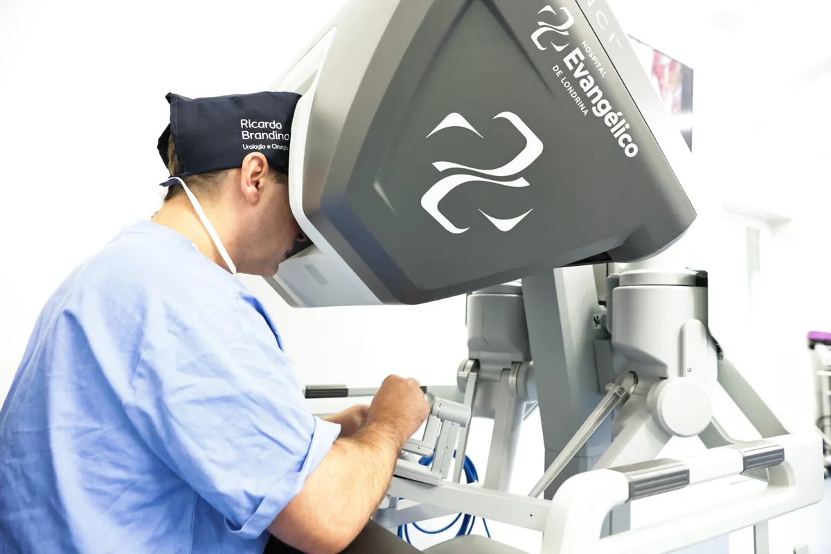 A cirurgia robótica só é possível graças à junção da tecnologia com o profissional da medicina, responsável por comandar o robô