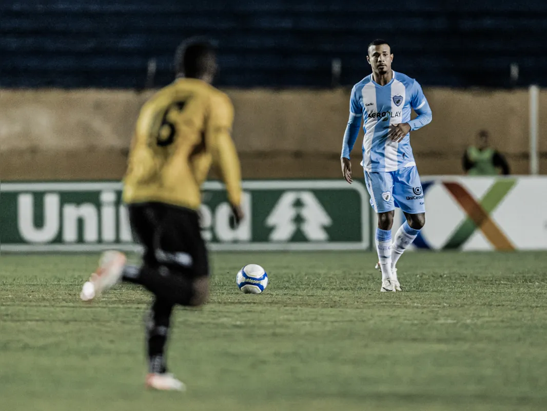 Após cumprir suspensão, o zagueiro João Maistro volta a ser titular na partida deste sábado contra o Botafogo (PB), no Café