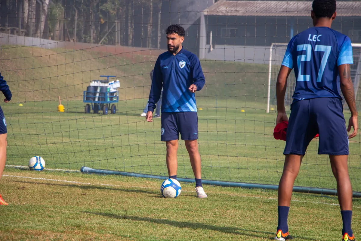 Elogiado por Claudinei Oliveira, o volante Pedro Cacho fez bom jogo em Araraquara e pode ganhar uma vaga entre os titulares no lugar do contestado Kadi