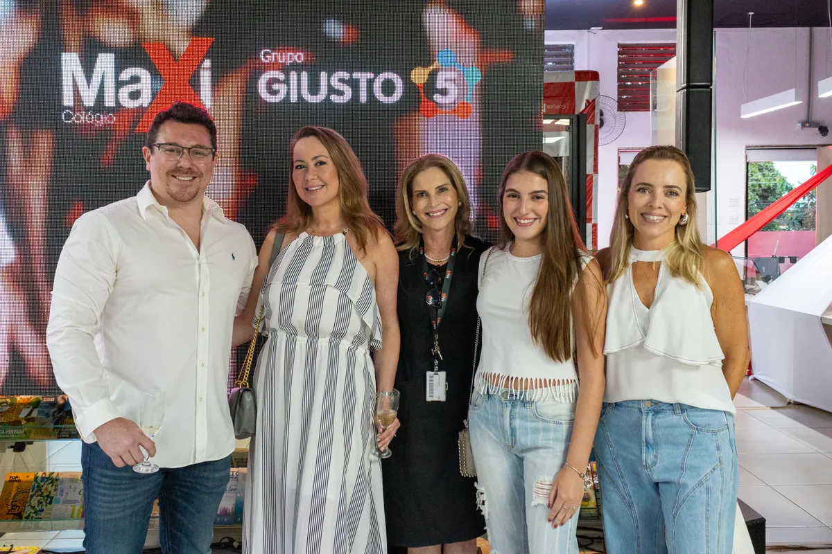 Bruno Chaves, CEO Giusto 5; Aline Chaves; Raquel Calil Ruy, Coordenadora Pedagógica de  Ensino Médio e Pré-Vestibular; Giovana Zanetti, aluna do Pré-Vestibular, com a mãe Graciela Zanetti