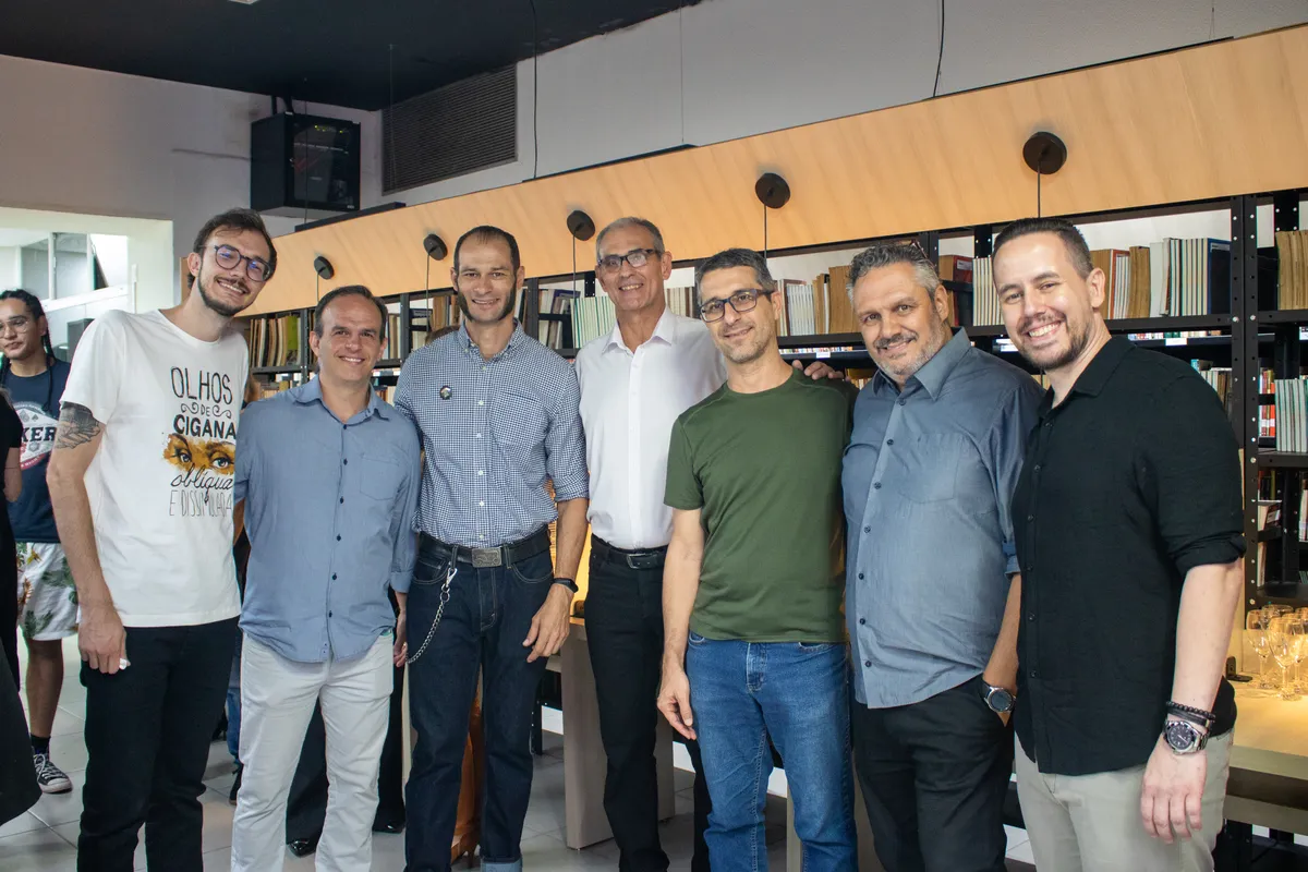 Abílio Francisco, coordenador Linguagens; os professores de matemática Carlos Henrique e José Hermano; Luiz Galdino, professor de física; e os coordenadores Wilson Carvalho, de Ciências da Natureza; Marco Capri, de Matemática; e Thiago Paes, de Ciências Humanas