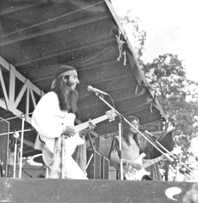 No palco do Colher de Chá, os músicos Sérgio Dias Baptista e Liminha, da banda Os Mutantes