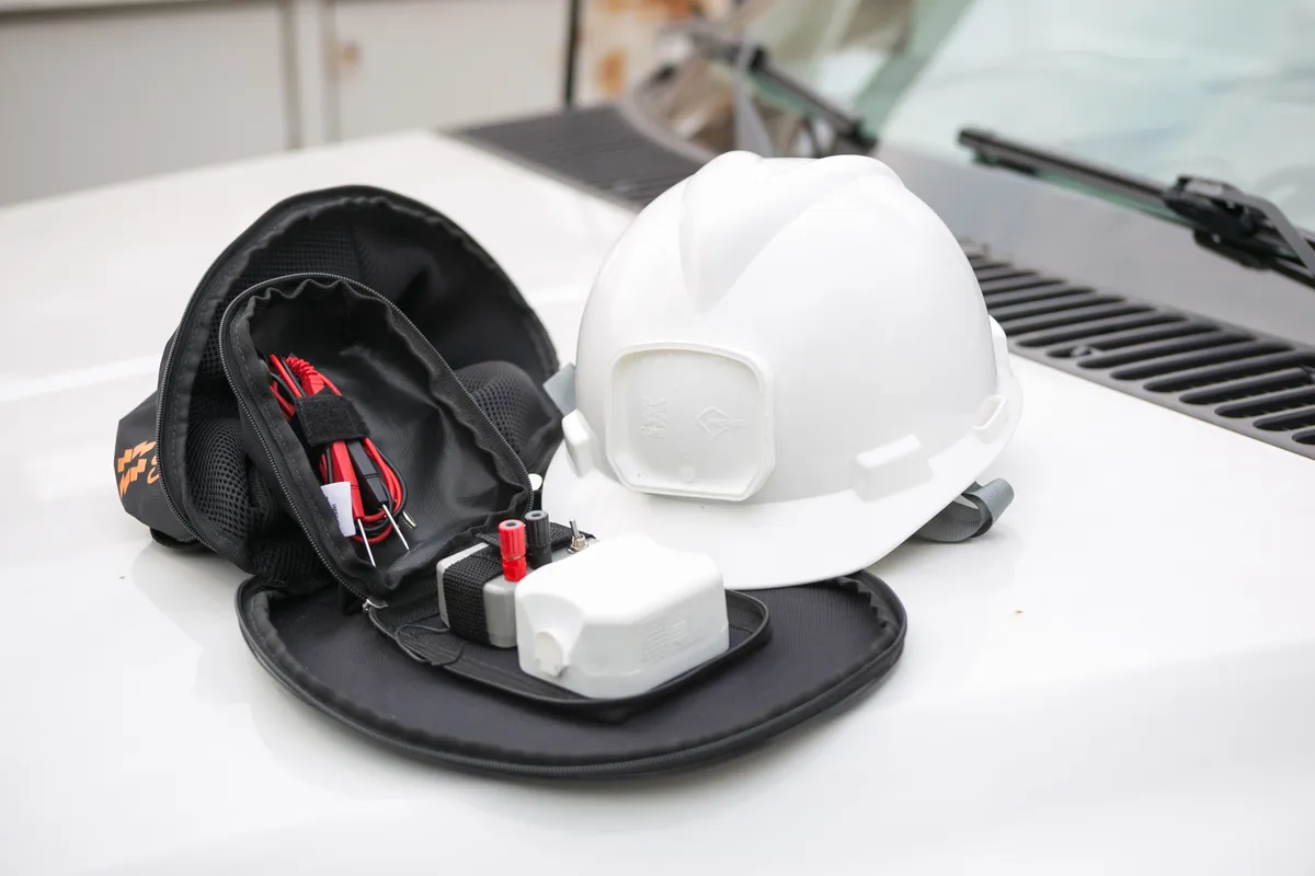 Capacete com sensor que detecta campos elétricos a uma distância segura da rede