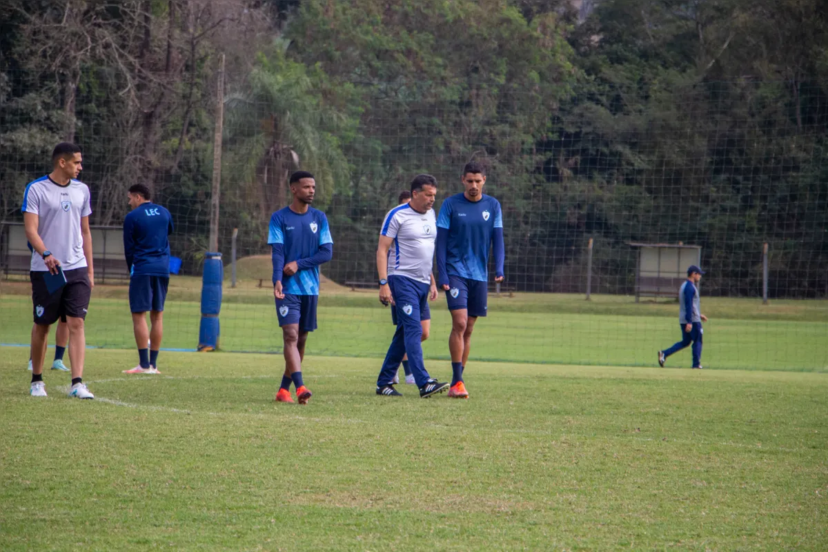 O técnico Claudinei Oliveira conversa com a dupla de atacantes Henrique e Daniel Amorim durante treino desta quinta-feira no CT