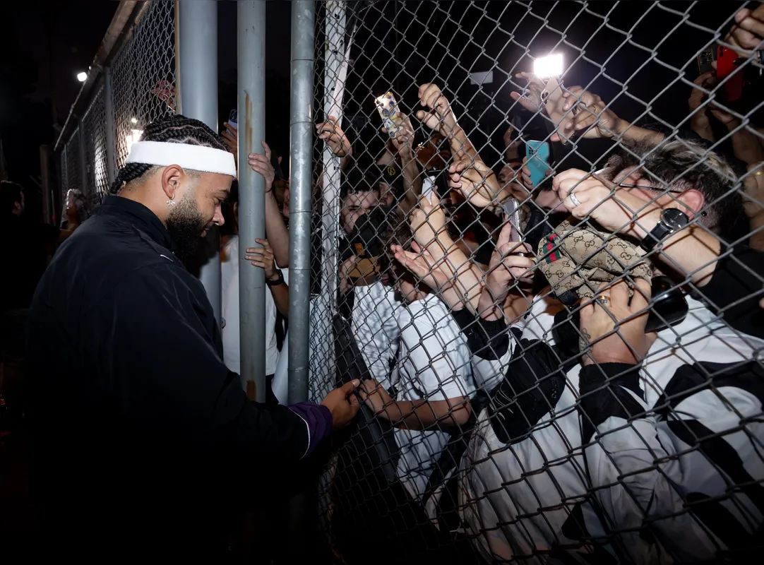 Imagem ilustrativa da imagem Com festa, Depay é recebido pela torcida do Corinthians