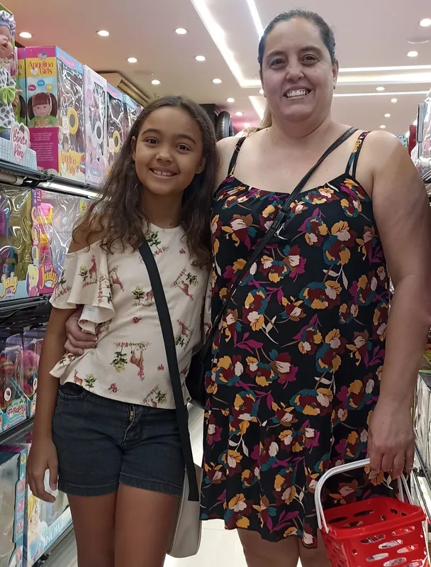 Denise Paes e Emilly: dia proveitoso e tranquilo para mãe e filha prestigiar comércio de rua