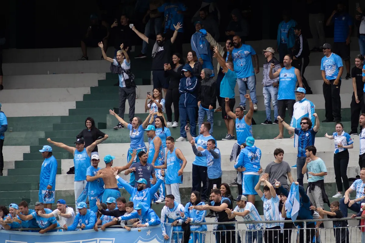 A torcida alviceleste celebra a vitória que colocou o LEC na liderança do Estadual