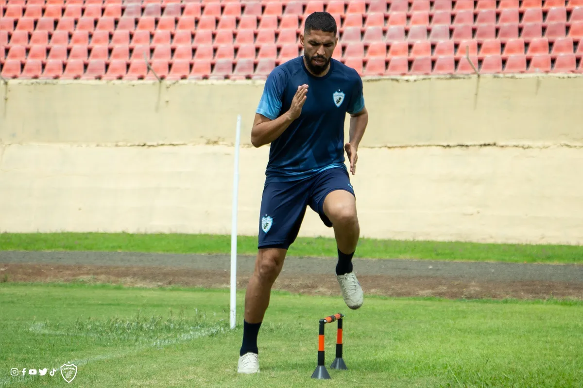 O zagueiro Wallace começou a treinar no LEC na sexta-feira e é o sexto reforço a se apresentar ao técnico Claudinei Oliveira