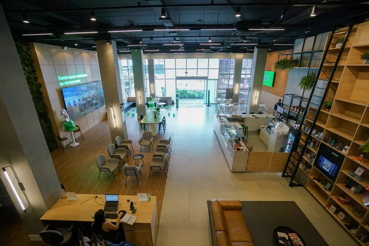 Espaço Dexis, na Gleba Palhano, 
integra área de coworking, sala de reuniões,  loja com produtos de empresas parceiras e cafeteria: à disposição do associado