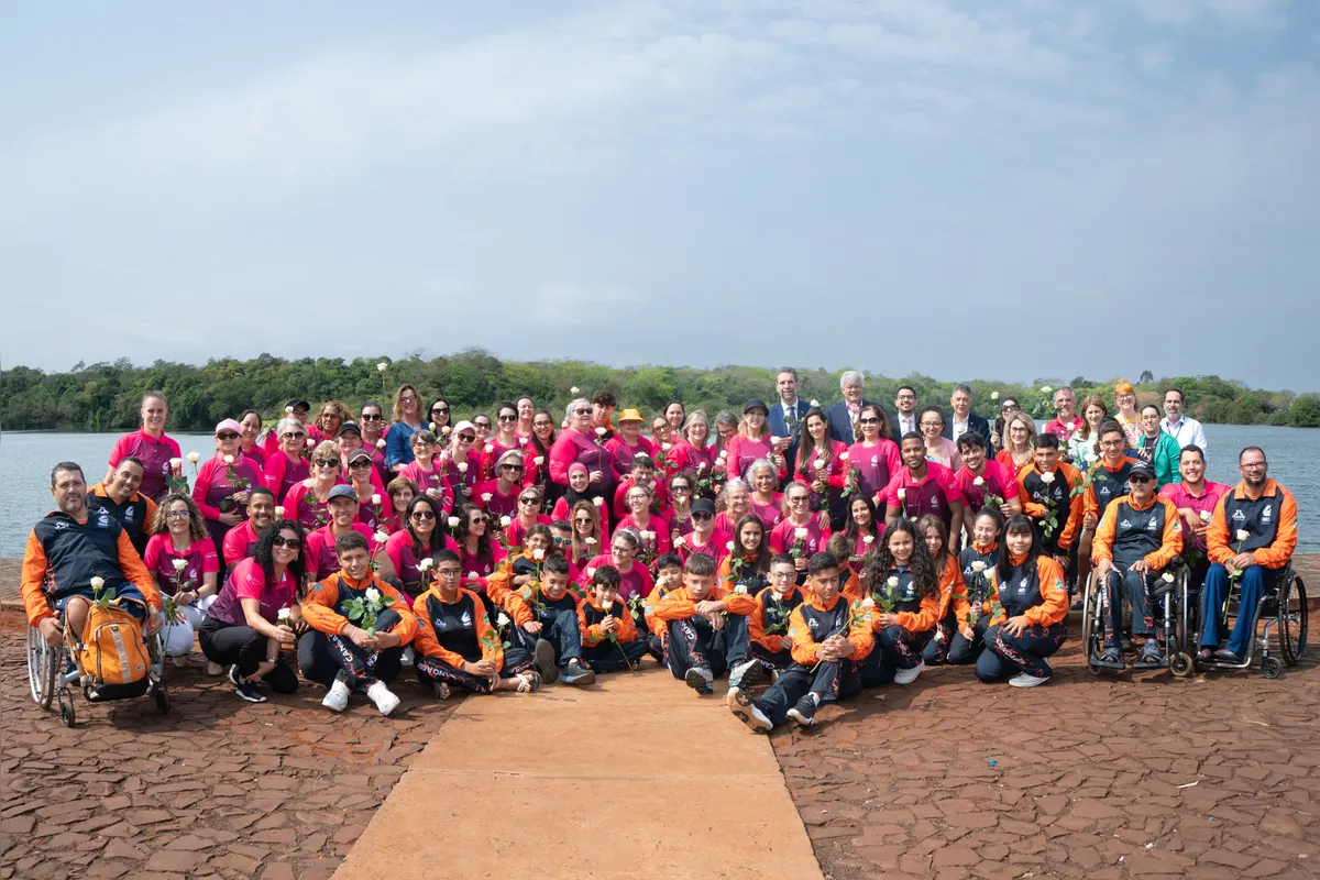 Imagem ilustrativa da imagem Com remadas e flores, Itaipu abre a programação do Outubro Rosa