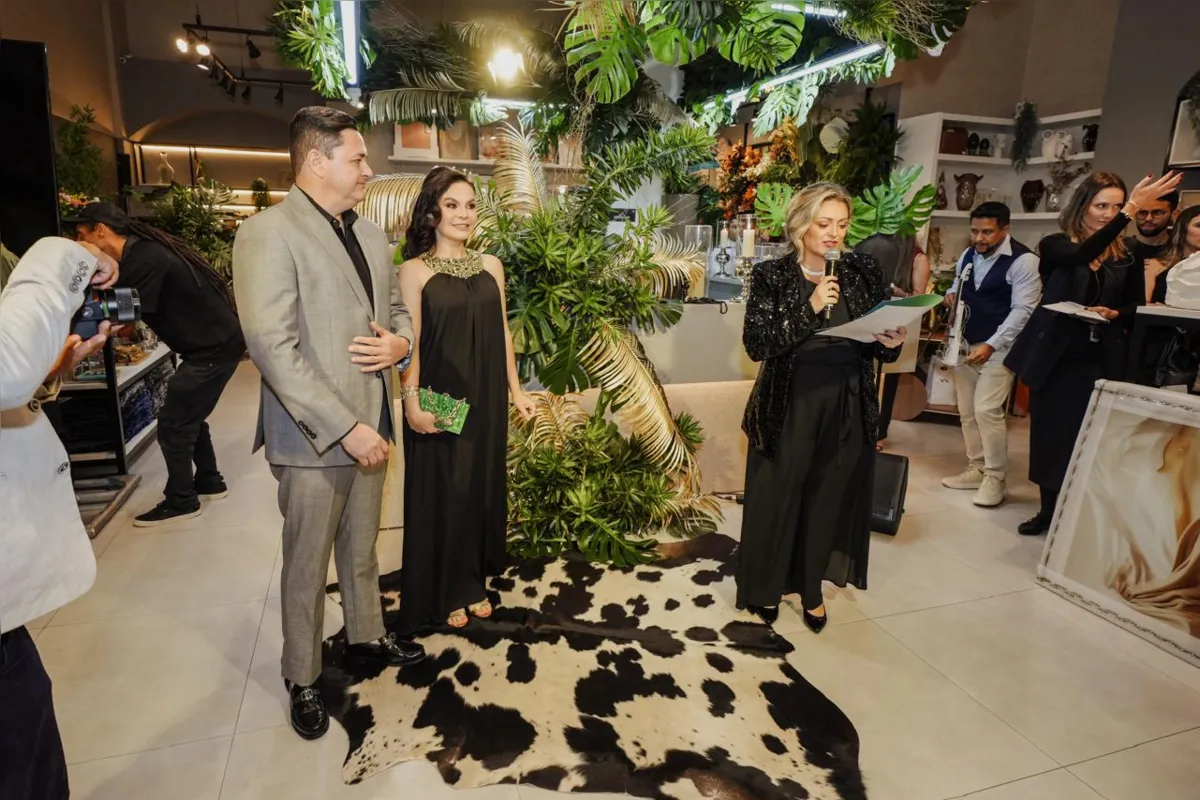 Keila Dantas com seu marido Marcelo Dantas e a apresentadora da RicTV, Sara Presoto
