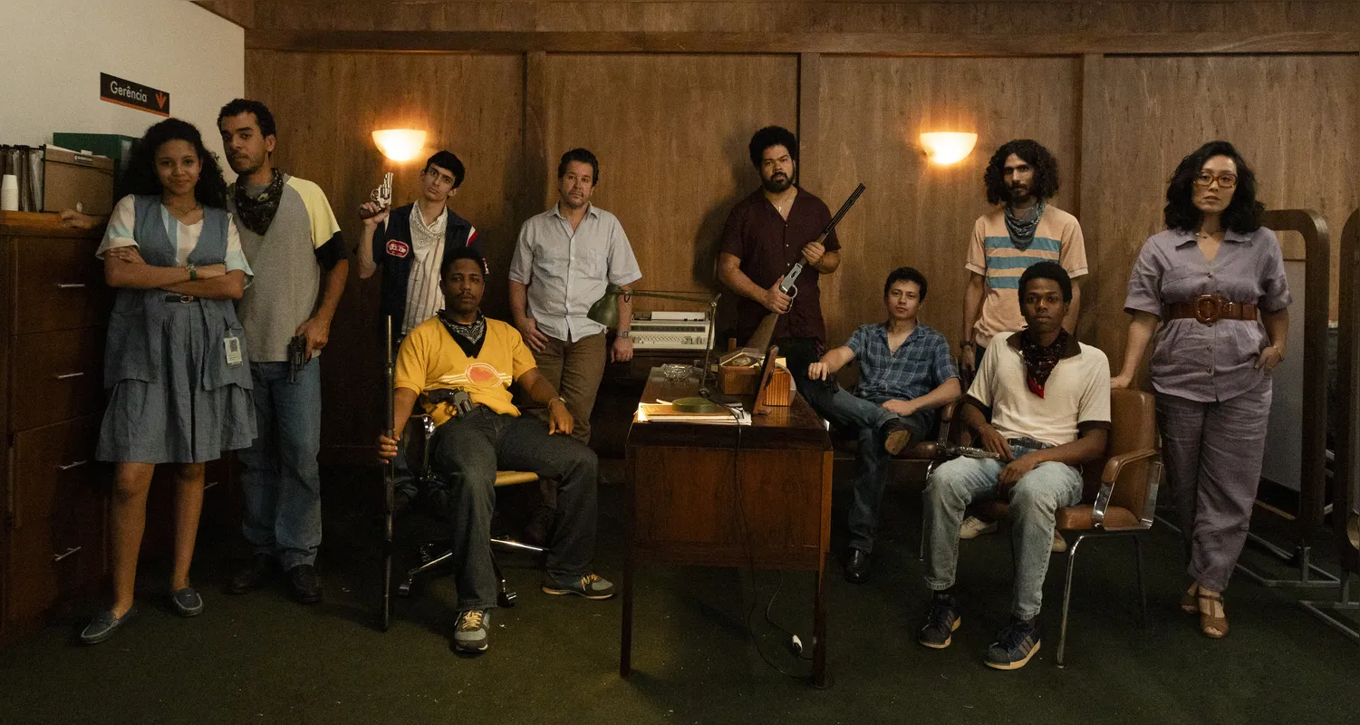O elenco do filme, da esquerda para a direita: Laura Luz, Matheus Macena, Vinícius Marinho, Murilo Benício, Robson Nunes, Vertin Moura e Yohama Eshima. Sentados: Christian Malheiros, Ariclenes Barroso e Shaolin