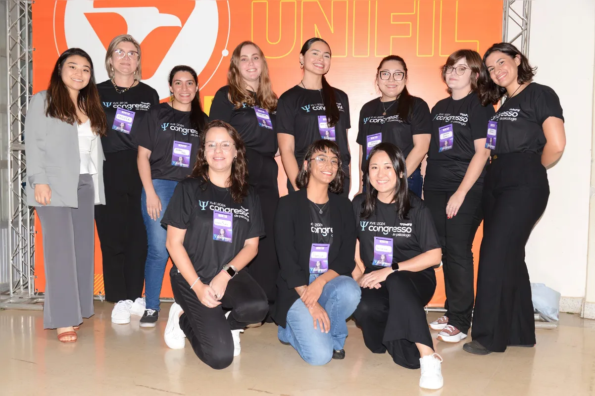 Em pé: professora Nathália Mieko Nakahodo, Andrea Henrique Franco Bertan; Caroline Toste de Oliveira Gonçalves; Lorena Lens Vicari; Ana Clara Berto Torres Ribeiro; Denise Kimiko Takahashi; Viktoria Rodrigues de Moraes; Gabriela Venancio Rosolen. Agachadas: Luana Furlanetto Trintin; Pamella Gabrielle Gransoti de Souza e Denise Lika Yonemura