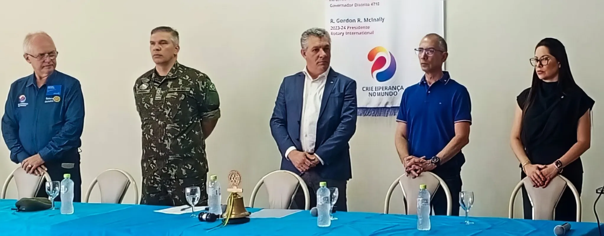 O Governador 2023 - 2024, Arthur Harbs, o palestrante André Marinho Ferreira, o presidente do clube, Paulo Pimenta, e o casal de governadores 2024 – 2025, Renato Rezende Rea e a esposa Franciane