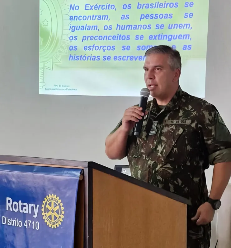 O palestrante André Marinho Ferreira, subtenente de Cavalaria e instrutor do Tiro de Guerra de Londrina