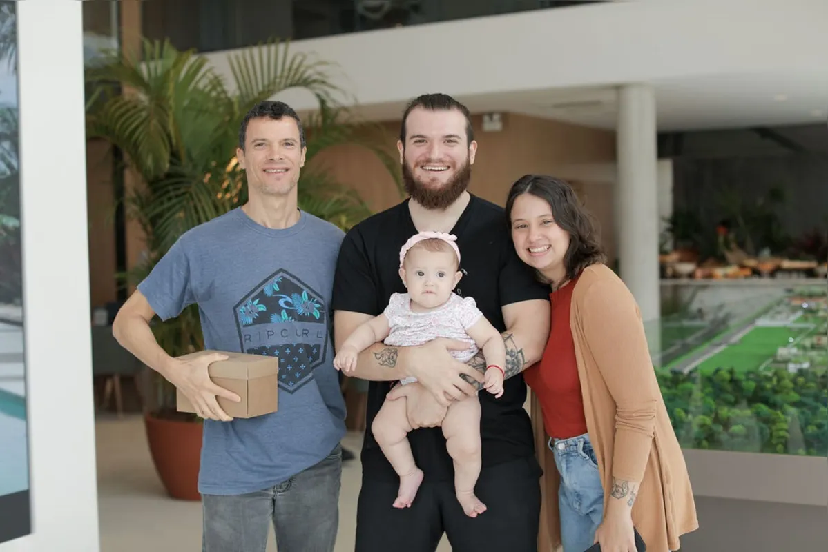 Anderson Sartore, Igor Sartore,  Gabriela Mrtvi e a bebê Makaria Mrtvi Sartori