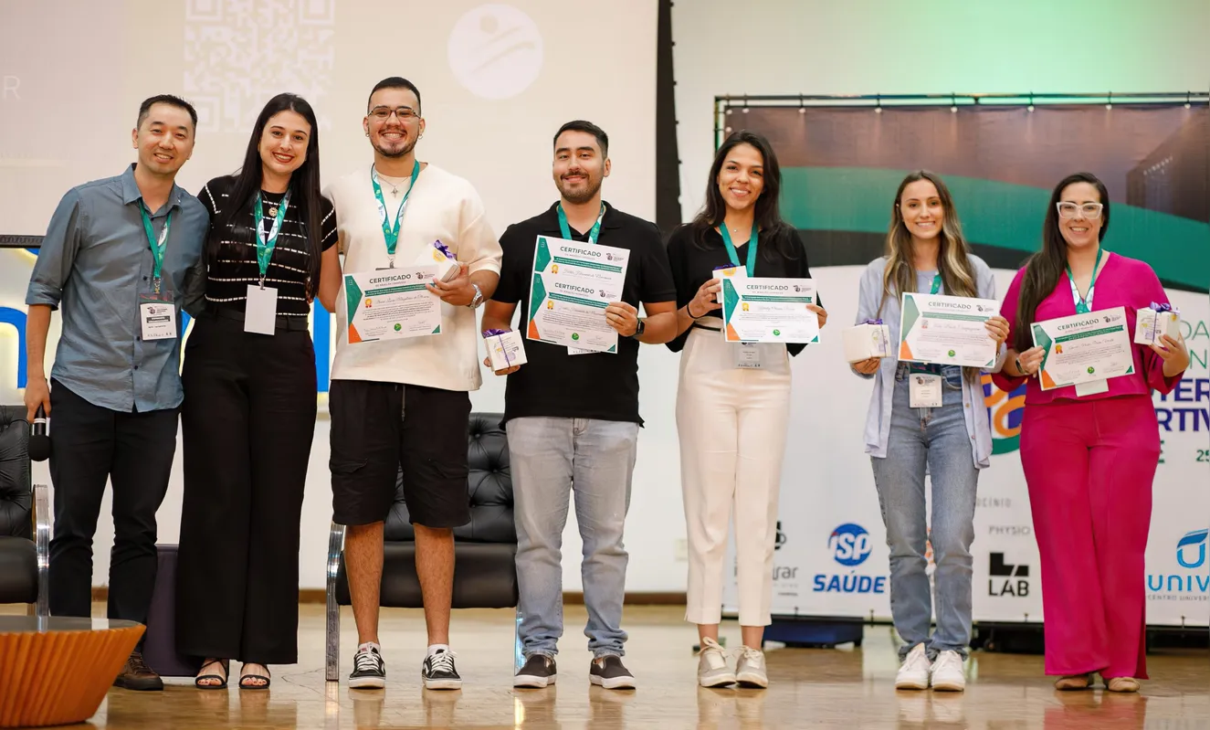Prêmios na Jornada Paranaense



Alunos de Fisioterapia da UniFil conquistaram cinco das seis premiações da VII Jornada Paranaense da Sociedade Nacional de Fisioterapia Esportiva e da Atividade Física , realizada em Cascavel. Maior evento estadual na área, com mais de 460 participantes de várias universidades do Paraná. "Uma conquista que reforça o prestígio e qualidade da formação da UniFil, além de valorizar o talento dos nossos alunos" - comenta Roberto Kashimoto, presidente da SONAFE/PR e coordenador da Liga Acadêmica de Fisioterapia Esportiva UniFil . Mérito também pela dedicação dos orientadores dos projetos, Daiene Cristina Ferreira e Davi Alan Alves. A UniFil está com inscrições abertas para o vestibular de 24 de novembro (www.unifil.br). Na foto, docentes Roberto e Daiene com os acadêmicos premiados Bruno Magalhães de Oliveira, Heitor Hiromichi do Nascimento, Katielly Oliveira Rocha, Ana Paula Campagnaro (Unioeste) e Kawane Maria Penha Vicente - autora do melhor trabalho geral da jornada.