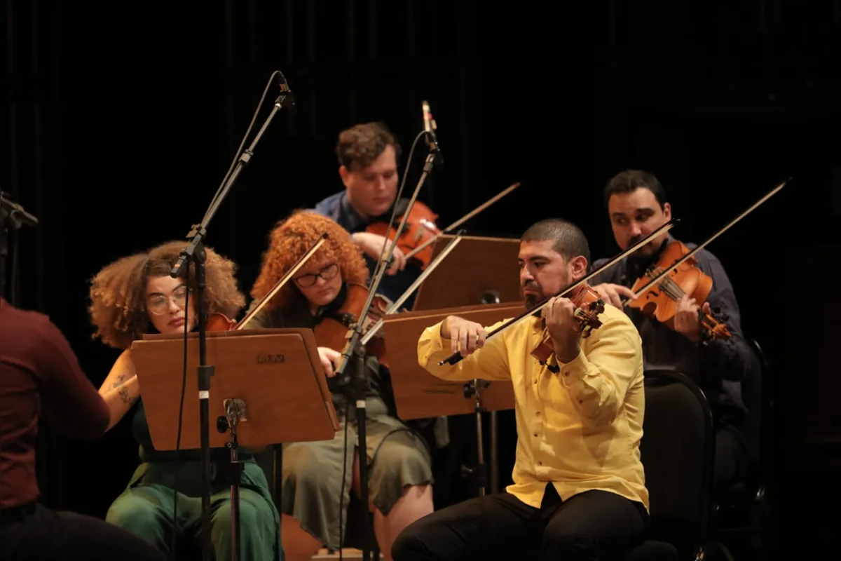A Orquestra Acadêmica Bravi é formada por alunos, muitos deles músicos jovens que se apresentaram pela primeira vez no palco