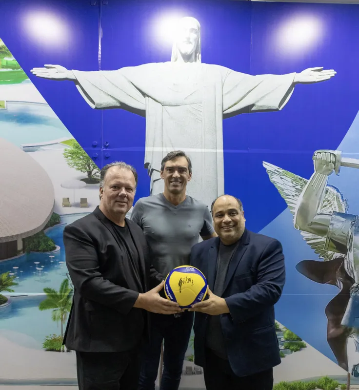 Rodrigo Ferro, o craque Giba, que autografou uma bola, sorteada durante o evento, e Padre Omar