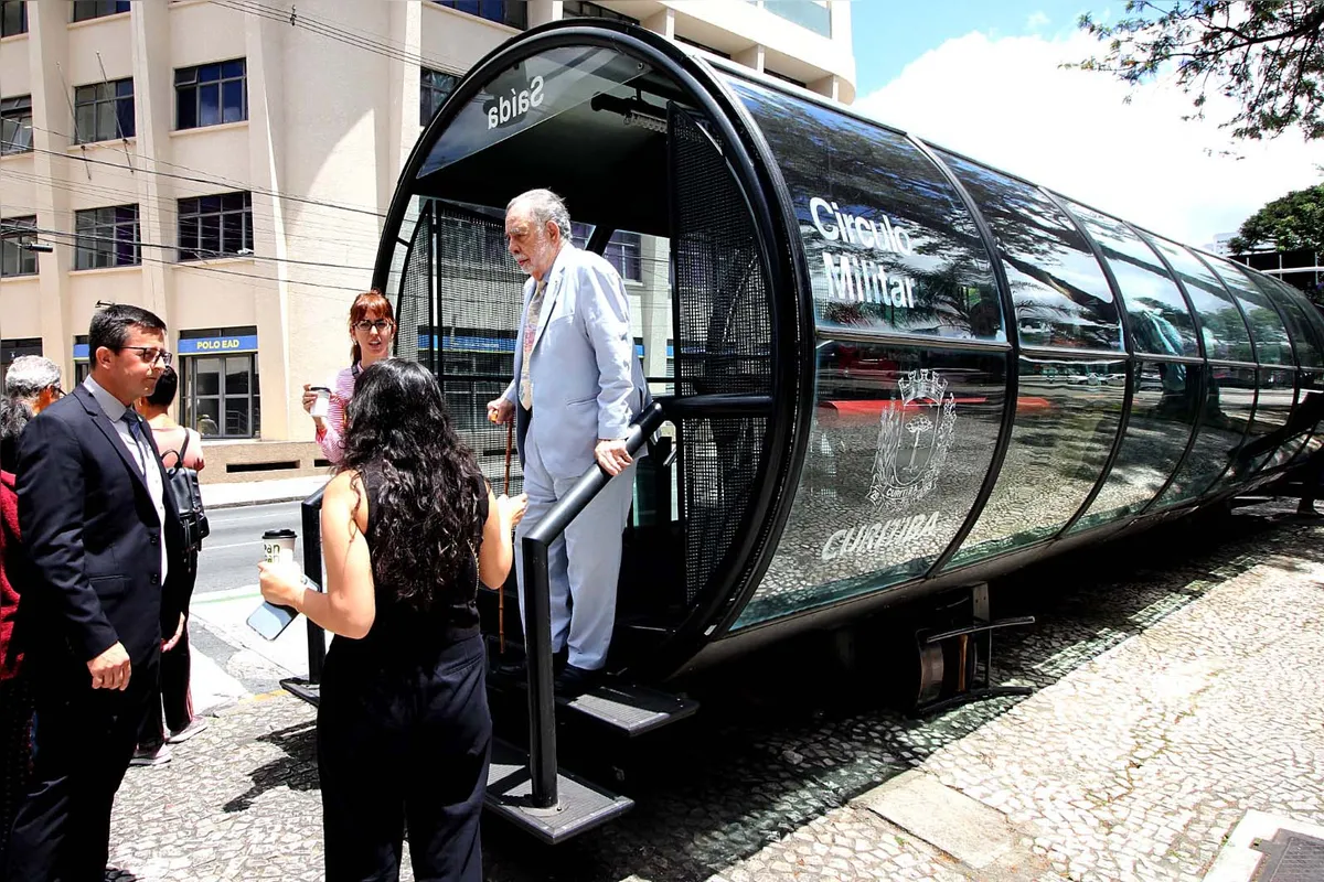 Além de andar pela Rua XV de Novembro,  Coppola também entrou em uma estação-tubo de Curitiba