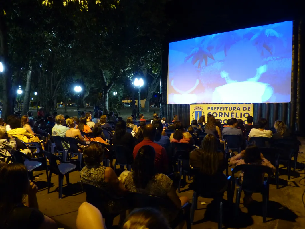 Sessão da primeira edição do Festival Cine Urge realizada ao ar livre, na Praça Botafogo, em Cornélio Procópio