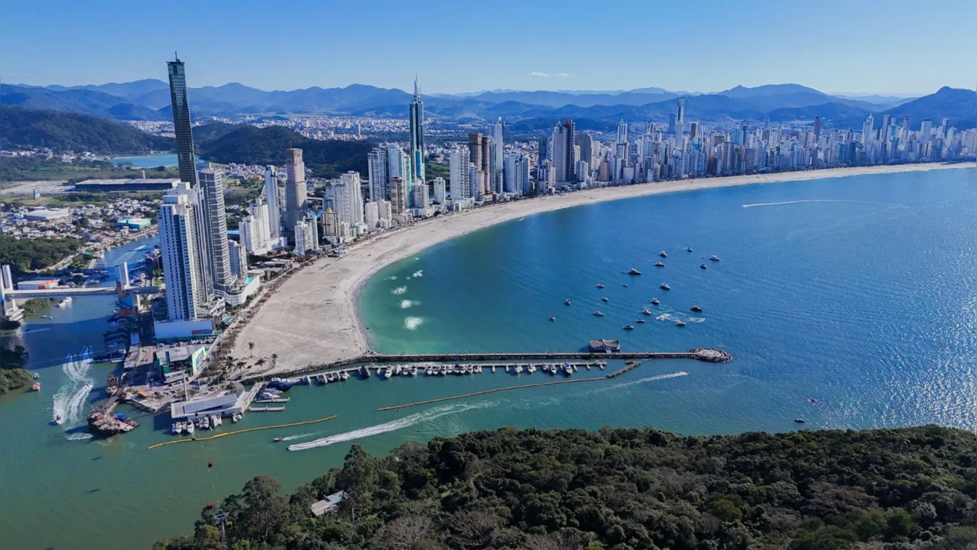 Imagem ilustrativa da imagem Crescimento urbano e revitalização da orla em Balneário Camboriú