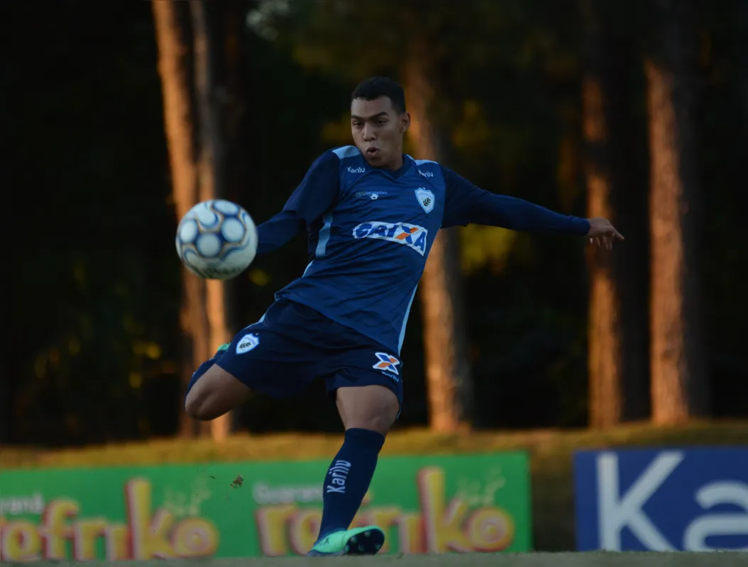 Aos 18 anos, Matheuzinho em treino da equipe profissional do LEC em 2019, um mês antes de ser vendido ao Flamengo