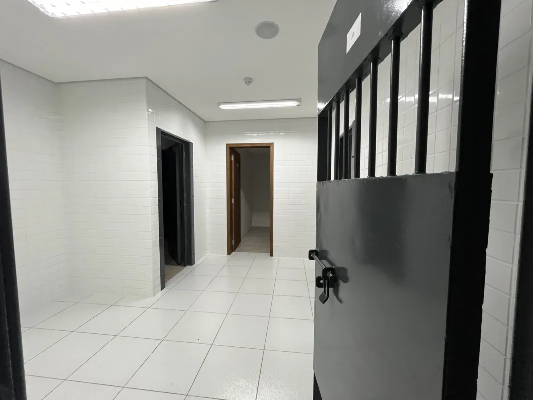 Prédio foi construído para que vítima não tenha qualquer tipo de contato com criminoso
