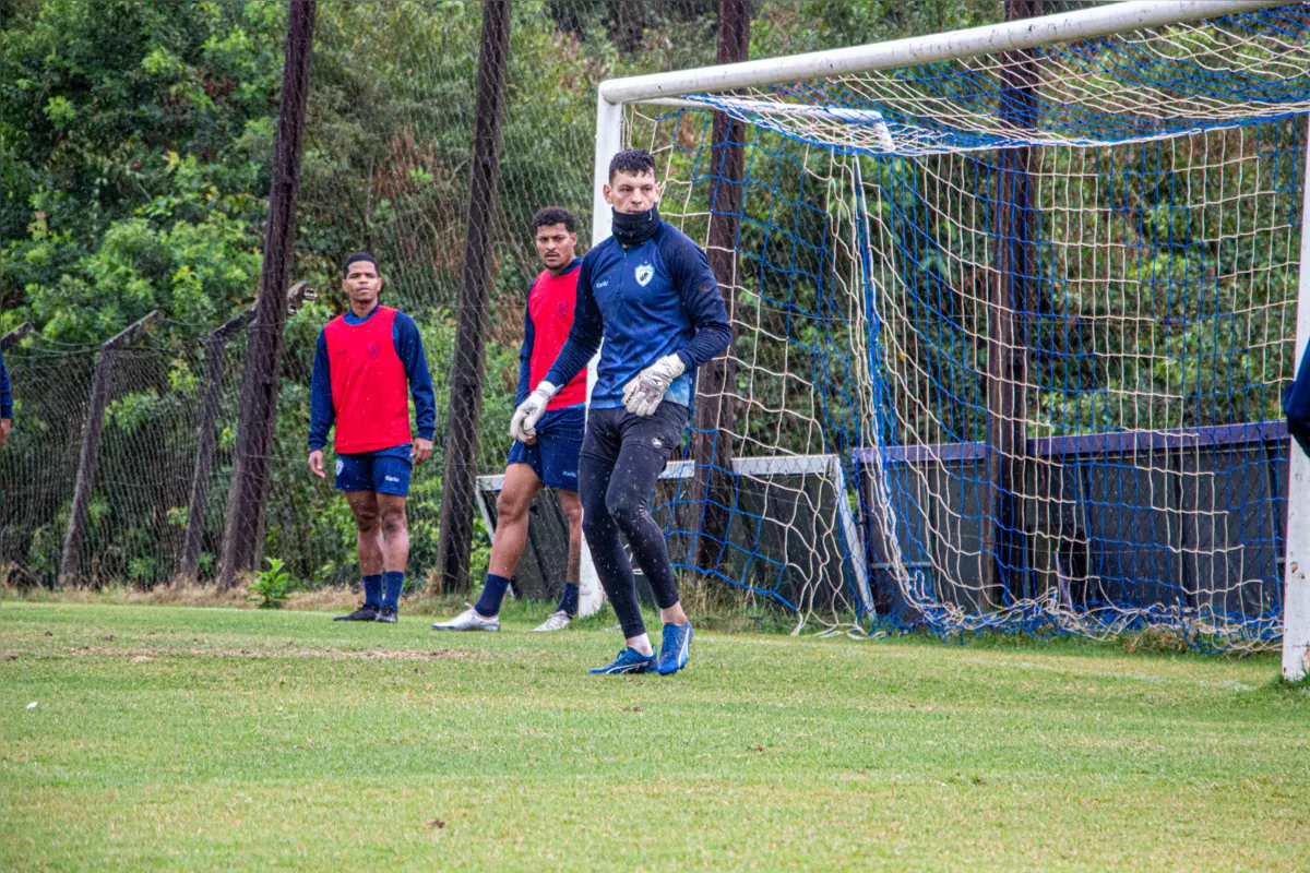 O goleiro Arthur voltou a falhar na derrota para o Athletic e discutiu com torcedores na saída de campo em MG