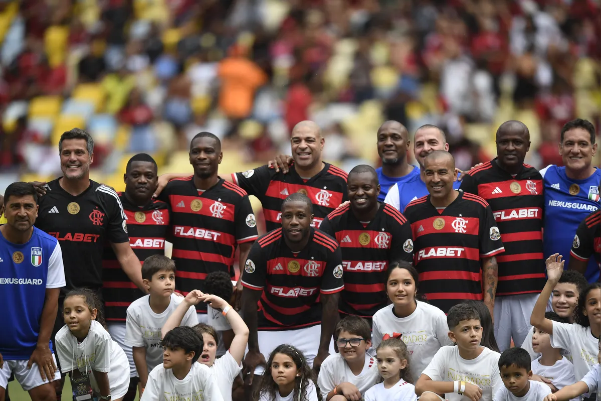 Imagem ilustrativa da imagem Despedida de Adriano Imperador tem choro e dois gols