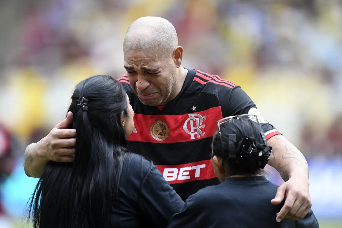 Imagem ilustrativa da imagem Despedida de Adriano Imperador tem choro e dois gols