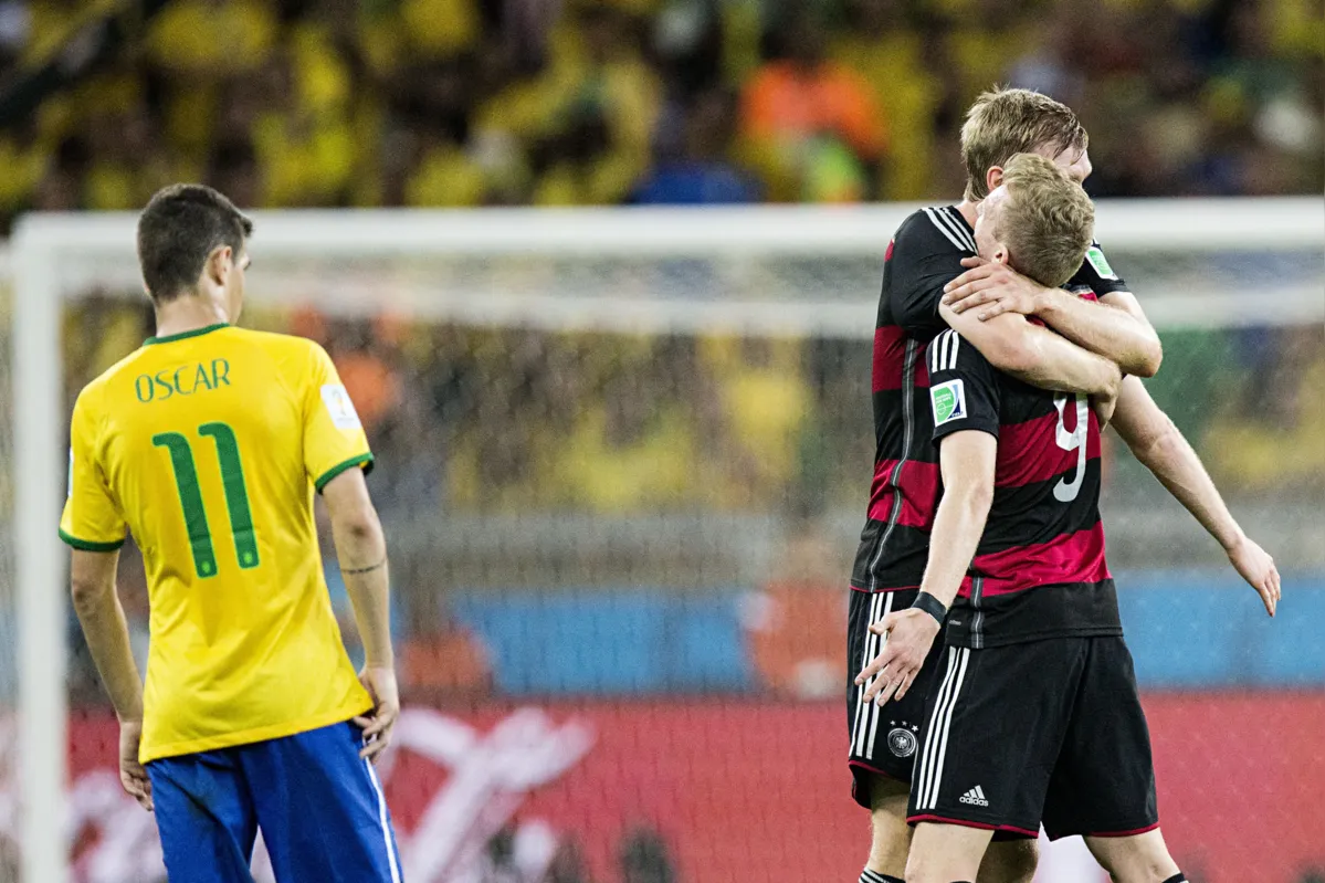 Oscar observa Schurrle comemorando o sexto gol da Alemanha na humilhante goleada de 7 a 1 sofrida pela seleção brasileira