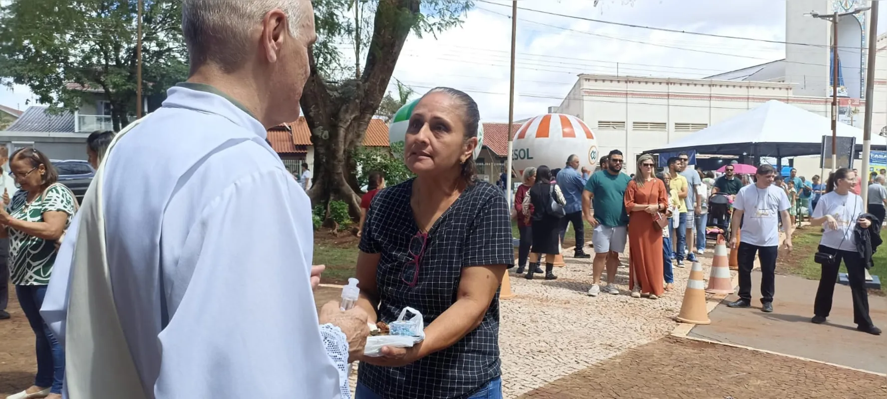 Andréa Galvão levou objetos para serem abençoados. "Eu me sinto feliz por poder agradecer", disse