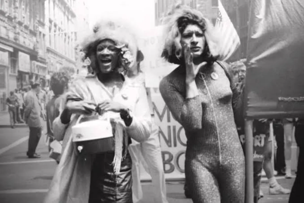Da esquerda para a direita, Marsha P. Johnson e Sylvia Rivera durante a Revolta de Stonewall