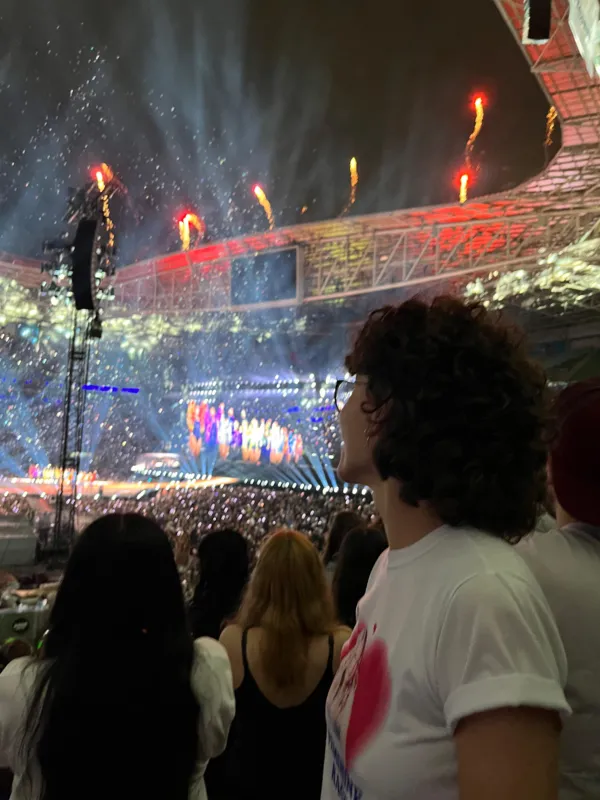 Foto de Heloísa Santos, 21, tirada por sua namorada durante momento especial para as duas