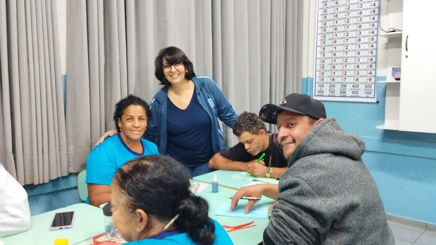 Claudia dos Santos Gaspar Evangelista dedica-se a alunos de 29 a 81 anos no EJA do Novo Amparo, em Londrina