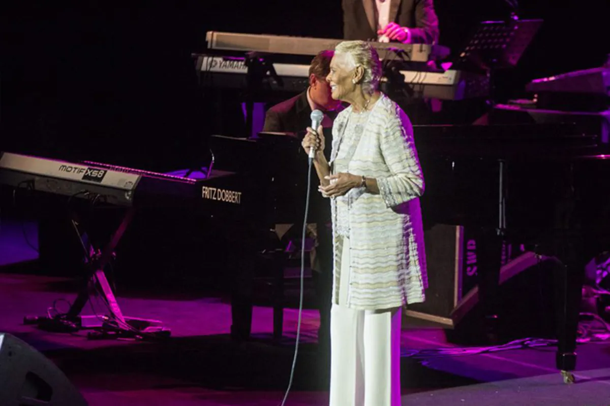 Dionne Warwick, aos 83 anos, vem se despedindo dos palcos