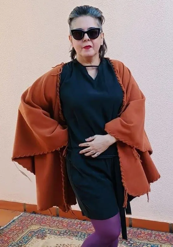 Ilka Elorza com roupas de brechó: uma maneira mais econômica de acompanhar com elegância a versatilidade do clima