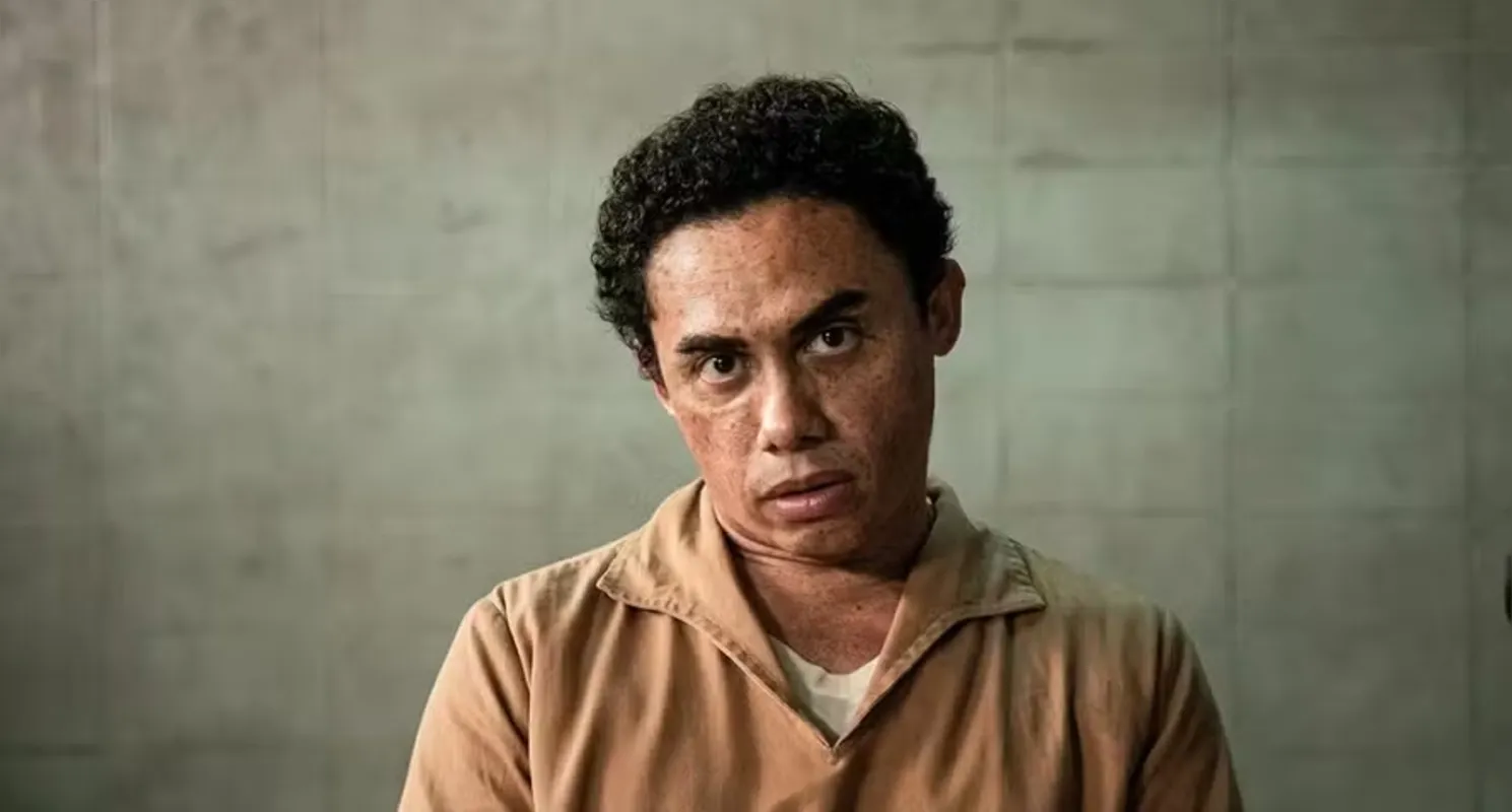 No filme disponível no Prime Video, o ator Silvero Pereira interpreta o Maníaco do Parque