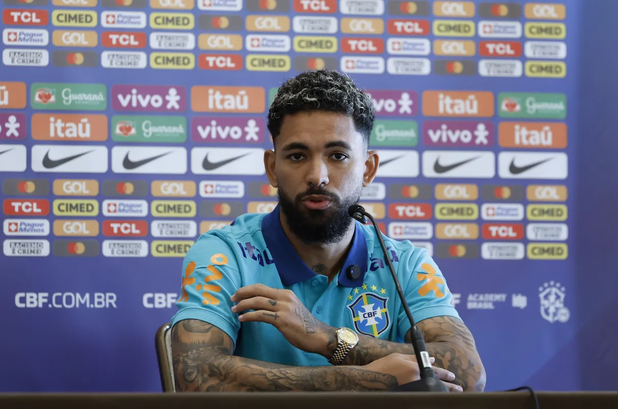 A gente está muito animado para poder começar essa Copa América, é o começo de uma nova trajetória, de um novo treinador, de um novo grupo. Com certeza a gente quer entrar para a história com muitos títulos e vitórias", disse Douglas Luiz