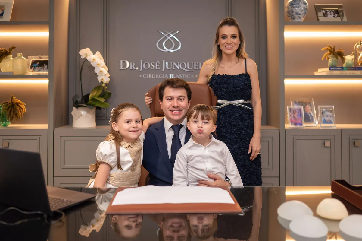Dr. José Junqueira com a esposa, Dra. Fernanda Ribeiro Junqueira e os filhos, Rafaela e Henrique